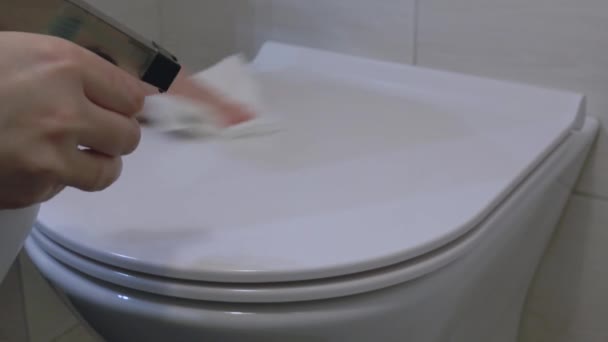 La casalinga lava un gabinetto, la disinfezione di gabinetto, la toletta pendente, le mani asciugano il gabinetto, vicino . — Video Stock