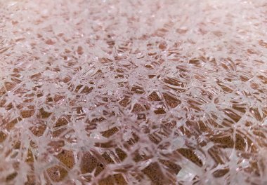 Kırık cam yapısı, şeffaf cam parçalarıyla arka plan, kırık cam dokusu..