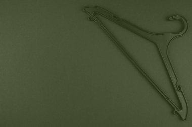 Renkli fonda yaratıcı yeşil plastik askı. Moda kadınsı blog sosyal medya şablonu.