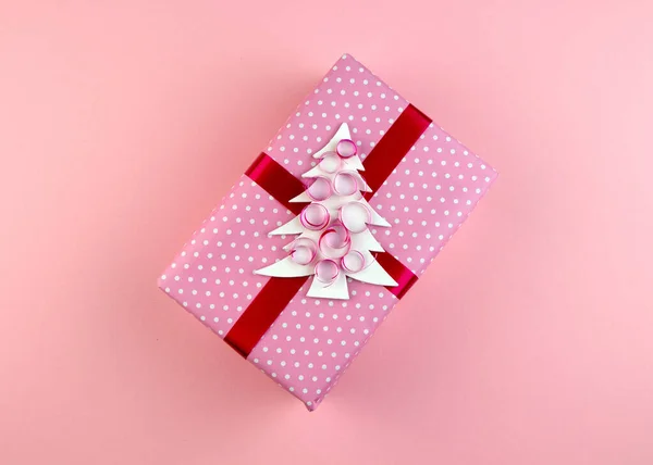 ピンクの背景に白い木のモミとクリスマスのギフトボックス — ストック写真