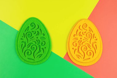 Paskalya yumurtaları craft kağıt arka plan üzerinde hissettim