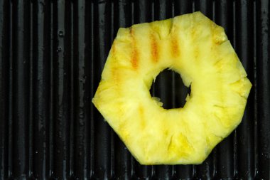 Izgarada taze pişmiş ananas dilimi. Yaz Bbq.