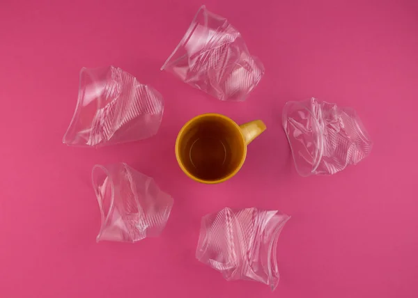 Concepto ecológico detener la contaminación plástica. Residuos plásticos. Patrón de tazas de cerámica y vasos de plástico . —  Fotos de Stock