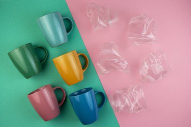Ekoloji konsepti plastik kirliliğini durdurur. Plastik atık. Seramik bardakların ve plastik bardakların deseni.