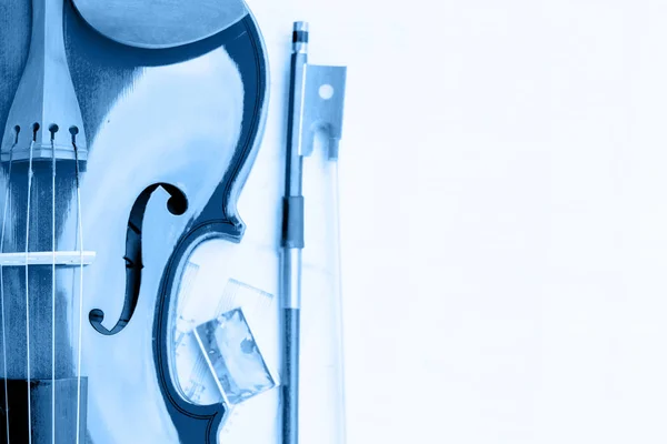 En del av fiol, båge och harts tonas i klassisk blå färg. — Stockfoto