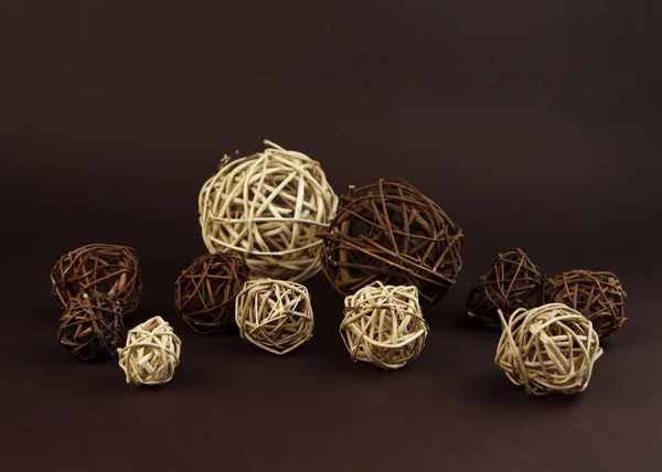 Геометрическая композиция декоративных шаров, сотканных из ивы на коричневом фоне . — стоковое фото