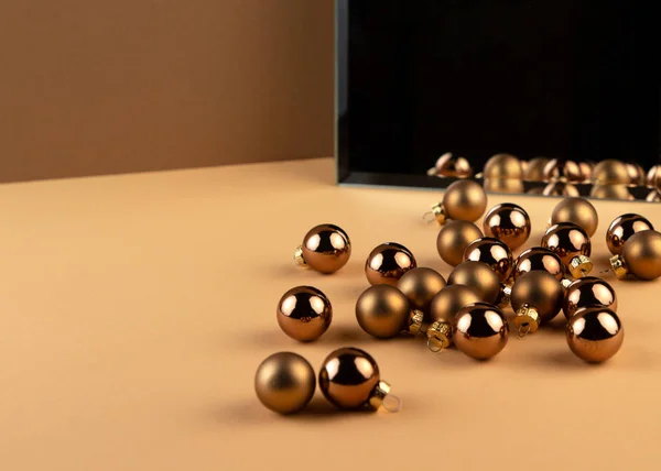 Отражение группы рождественских шаров и тени от шаров в зеркале на бежевой поверхности . — стоковое фото