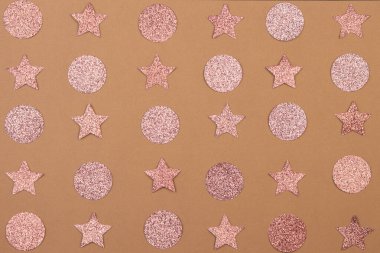 Yıldız şeklinde pembe konfeti ve arka planda bir nokta. Noel ve Yeni Yıl kavramı.