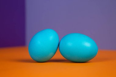 Renkli paskalya yumurtaları ve pastel arka plandaki tüylerin Paskalya kompozisyonu. Mutlu Paskalyalar.