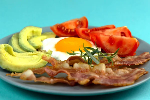 揚げ卵とベーコンと健康的なケトの朝食,アボカドとトマト.ケトゲン食生活栄養. — ストック写真