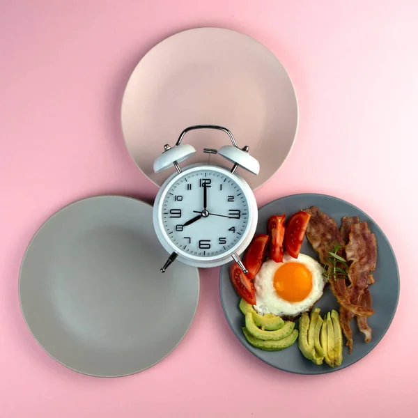 Nestálé pojetí půstu s prázdnými barvitým talířů. Čas na zhubnout, stravovací řízení nebo čas na dietní koncepci. — Stock fotografie
