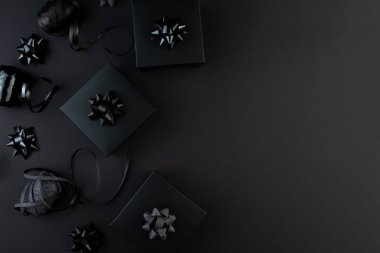 Minimalist siyah düz yatıyordu. Kara yüzey kurdeleli siyah hediye kutuları, Kara Cuma konsepti, erkek, baba, koca için hediye.