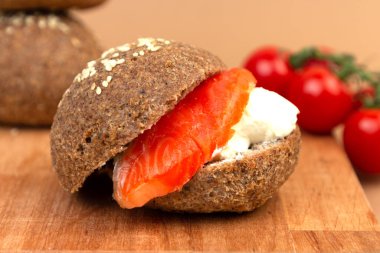 Keto ekmeği badem unu ve krem peynirli psyllium ve bir dilim somondan yapılır. Paleo ve aralıklı perhiz.