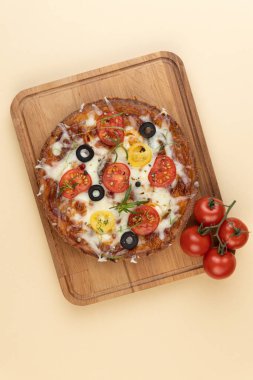 Düşük karbonhidratlı diyet pizza mozzarella ve peynirli domates kabuğu. Klasik pizza yerine badem unu ve mozzarelladan yapılan düşük karbonhidratlı diyet pastası..