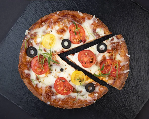 低炭水化物のケトダイエットチーズ充填とモッツァレラチーズとトマトの地殻とピザ。古典的なピザの代わりにアーモンド粉とモッツァレラチーズで作られた低炭水化物ダイエットケーキ. — ストック写真