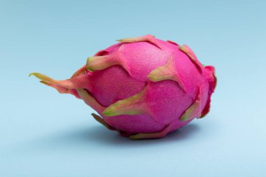 Taze ve lezzetli ejderha meyvesi, pitaya veya pitahaya mavi arka planda..