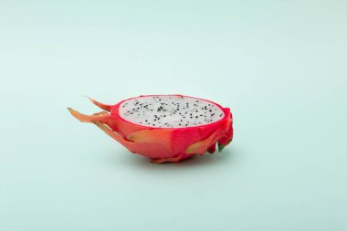 Yeşil arka planda taze ve lezzetli ejderha meyvesi veya pitaya.