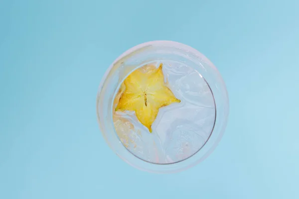 Glas Mit Frischem Eisgekühlten Cocktail Dekoriert Mit Einer Sternenfruchtscheibe Auf — Stockfoto