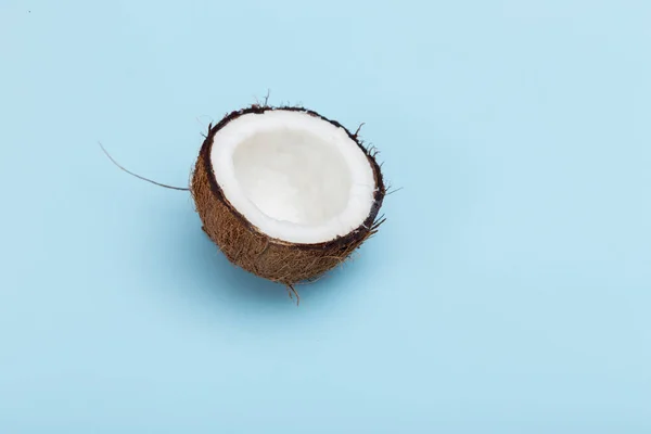 Verse Helft Rauwe Kokosnoot Blauwe Achtergrond — Stockfoto