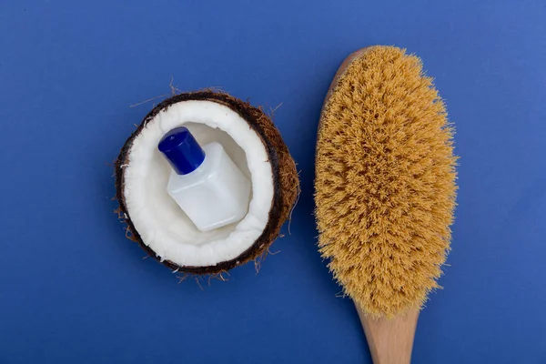 Wooden Massage Brush Coconut Oil Blue Background Concept Home Skin — Stock fotografie