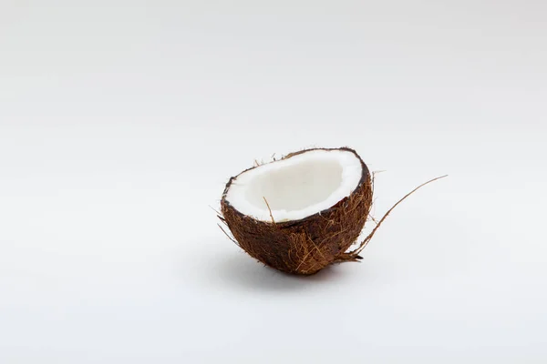 Verse Helft Rauwe Kokosnoot Witte Achtergrond — Stockfoto