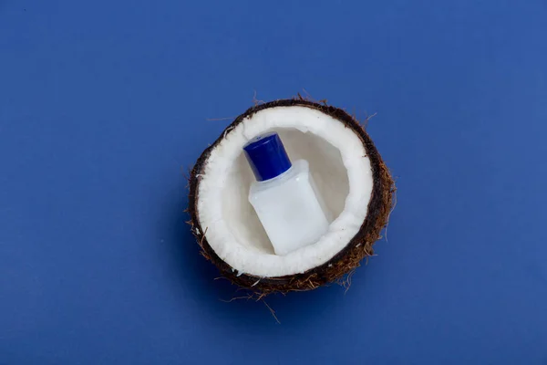 Kokosolie Halve Kokosnoot Een Blauwe Achtergrond Het Concept Van Huidverzorging — Stockfoto