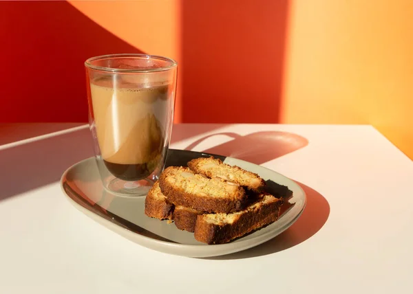 Biscotti Mandlové Sušenky Šálek Kávy Stole Oranžovém Pozadí Geometrická Minimalistická — Stock fotografie