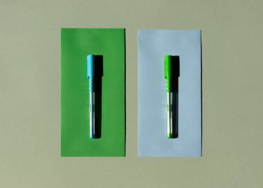 Renkli mektup zarfları. Gölgeli Geometrik Minimalist kompozisyon. Mektup gönder.