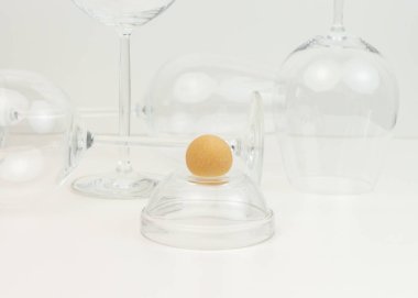 Badem ezmesi tatlısı, cam kadehler ve altın bir şişe şampanya ile yaratıcı kompozisyon. Ön görünüm.