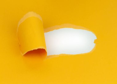 Yırtık kenarlı kağıtta bir delik, yazı için bir yer, renk yüzeyi. Model