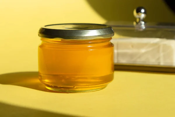 Ghee ou beurre clarifié dans un pot. Manger sainement et utiliser des produits biologiques frais. Ingrédient sain pour cuisiner des repas biologiques . — Photo