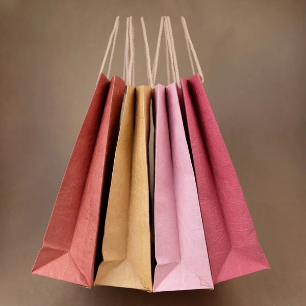Bolso de compras de papel colorido en colores rosa pastel. Venta de concepción . —  Fotos de Stock