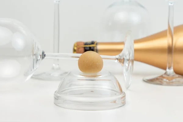 Composition créative avec dessert massepain, gobelets en verre et une bouteille de champagne dorée . — Photo
