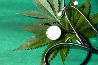 Tıbbi marihuana ve steteskop. Yeşil kenevir yaprakları