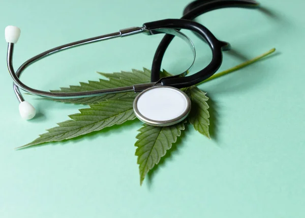 Marijuana médicale et stéthoscope. Feuilles vertes de cannabis — Photo