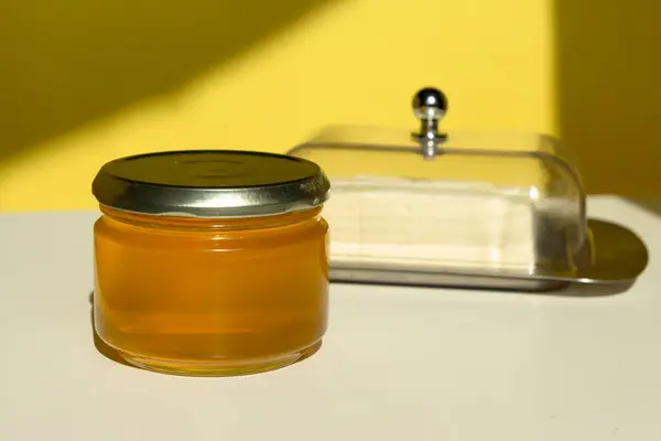 Ghee of geklaarde boter in pot. Gezond eten en het gebruik van biologische verse producten. Gezond ingrediënt voor het koken van biologisch meel. — Stockfoto