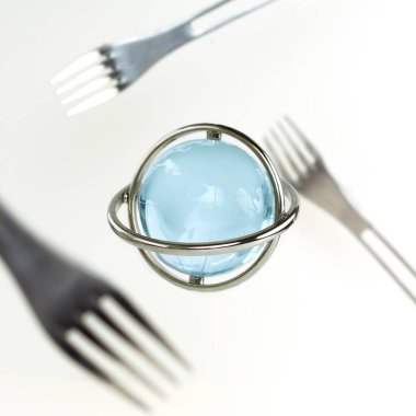 Uydu çatalları cam şeffaf bir topun etrafında uçar. Mavi gezegen Sıfır Yerçekimi. Çevre ve gıda kavramı. Yaratıcı alan.