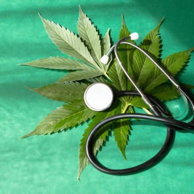 Tıbbi marihuana ve steteskop. Yeşil kenevir yaprakları. Düz Yatay.