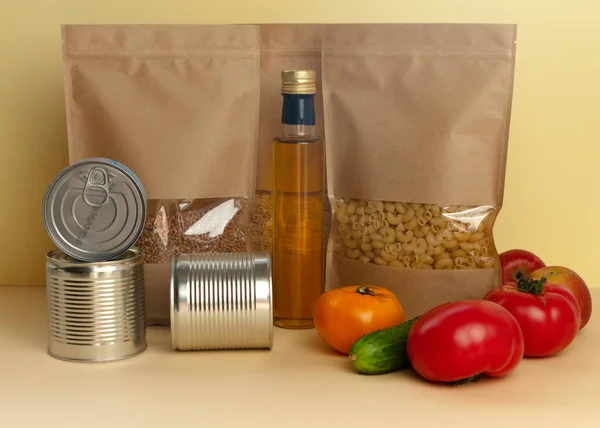 Gıda Malzemesi Dolu Kağıt Torba Karantina Gıda Krizi Pirinç Makarna — Stok fotoğraf