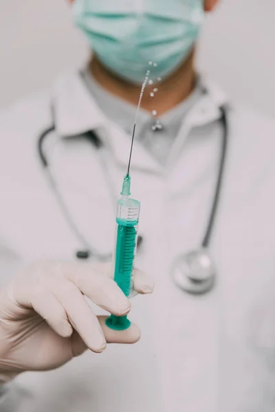 Male doctor with syringe and stethoscope.  Coronavirus epidemic — Stock Photo, Image