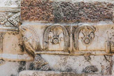 Amazing details of the Wat Maha That temple with the ruins