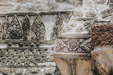 Amazing details of the Wat Maha That temple with the ruins