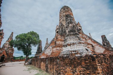 Amazing details of the Wat Maha That temple with the ruins