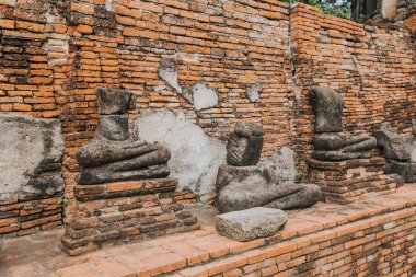 Amazing details of the Wat Maha That temple with the ruins