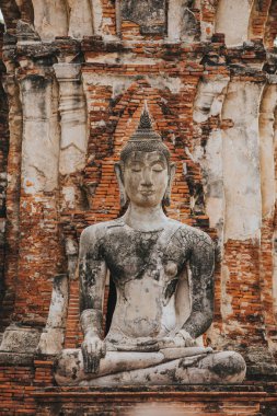 Amazing details of the Wat Maha That temple with the ruins