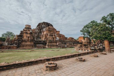 Amazing details of the Wat Maha That temple with the ruins