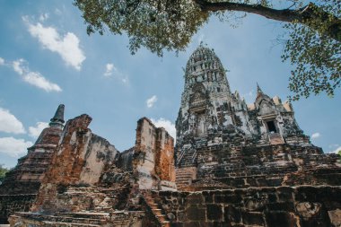 Amazing details of the Wat Maha That temple with the ruins