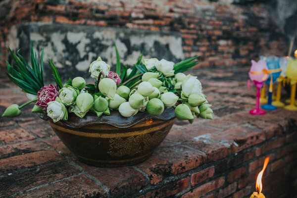 Цветы лотоса, свечи и благовония, предложенные тайцами на День Асаны Буча
.