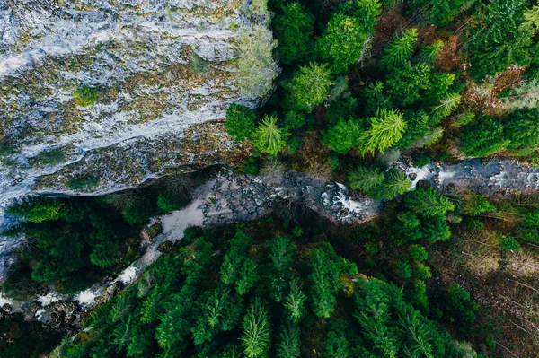 Cordilheira sinuosa através de falésias e florestas vistas de um drone — Fotografia de Stock
