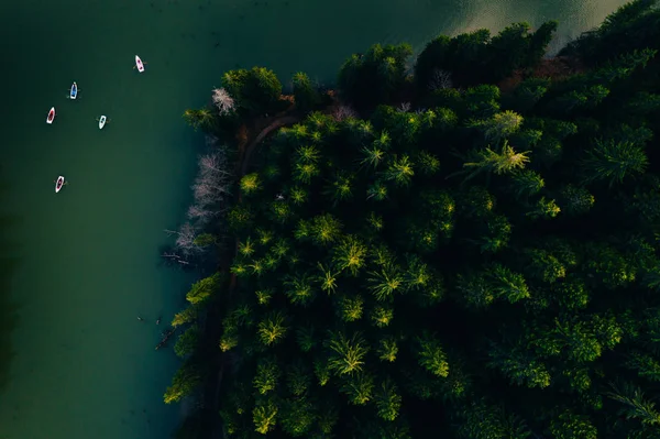 Lago com pequenos barcos vistos de um drone — Fotografia de Stock